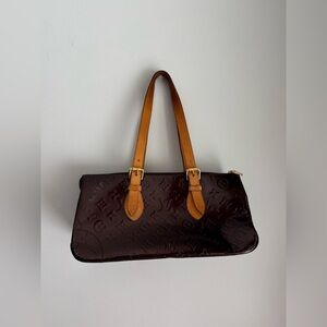 Louis Vuitton Rosewood Avenue
Monogram Vernis Shoulder Bag
Amarante